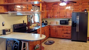 Coffee/tea maker, fridge, microwave, stovetop - B & A_lake_cottage (Luray)