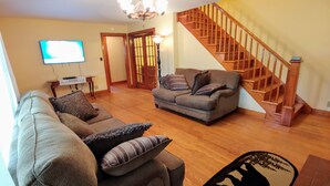 Flat-screen TV, fireplace - B & A_lake_cottage (Luray)