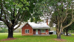 Exterior - B & A_lake_cottage (Luray)