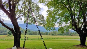 Property grounds - B & A_lake_cottage (Luray)