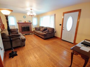 Flat-screen TV, fireplace - B & A_lake_cottage (Luray)