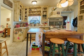 ثلاجة، ميكروويف، فرن، موقد طهي مسطح