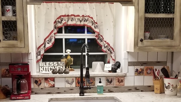 A kitchen with wooden cabinets, a farmhouse sign, and various kitchen items. - BYRD'S FARMHOUSE CHICK-INN COOP (Shiner)