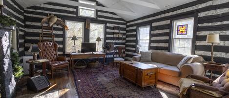 Een smart-tv, een open haard en boeken