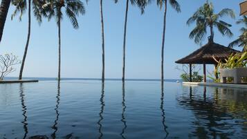 Alberca al aire libre y camastros