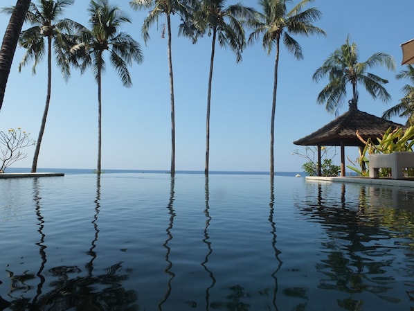 Outdoor pool, sun loungers - The Amrita Salt Farm Villas (Tejakula)