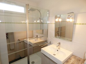Bathroom - 2 bedrooms, new, bright, facing the sea (ST MANDRIER SUR MER)