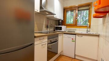 Een koelkast, een magnetron, een oven, een vaatwasser