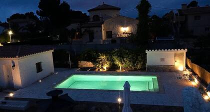 INNOUTHOME MAISON FAMILIAL PISCINE PRIVEĂ, CLIM ET WIFI-NUMERO U