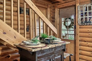 Interior - Soaky Mtn 1 Mile~Convention Center 1 Mile~Hot Tub (Sevierville)