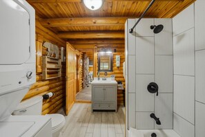 Combined shower/bathtub, hair dryer, towels