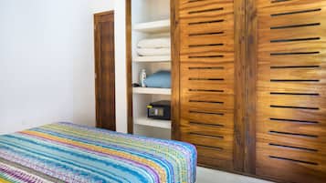 1 chambre, coffres-forts dans les chambres, bureau, lit parapluie