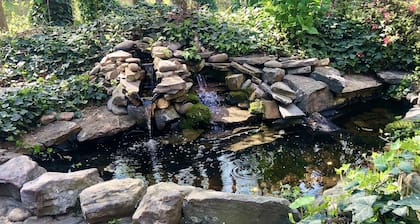 Luxurious Private Studio Get-away w/ Hot Tub, Koi Pond & Fire Pit!
