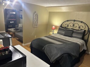 Iron/ironing board, free WiFi, bed sheets