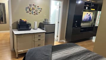 Iron/ironing board, free WiFi, bed sheets