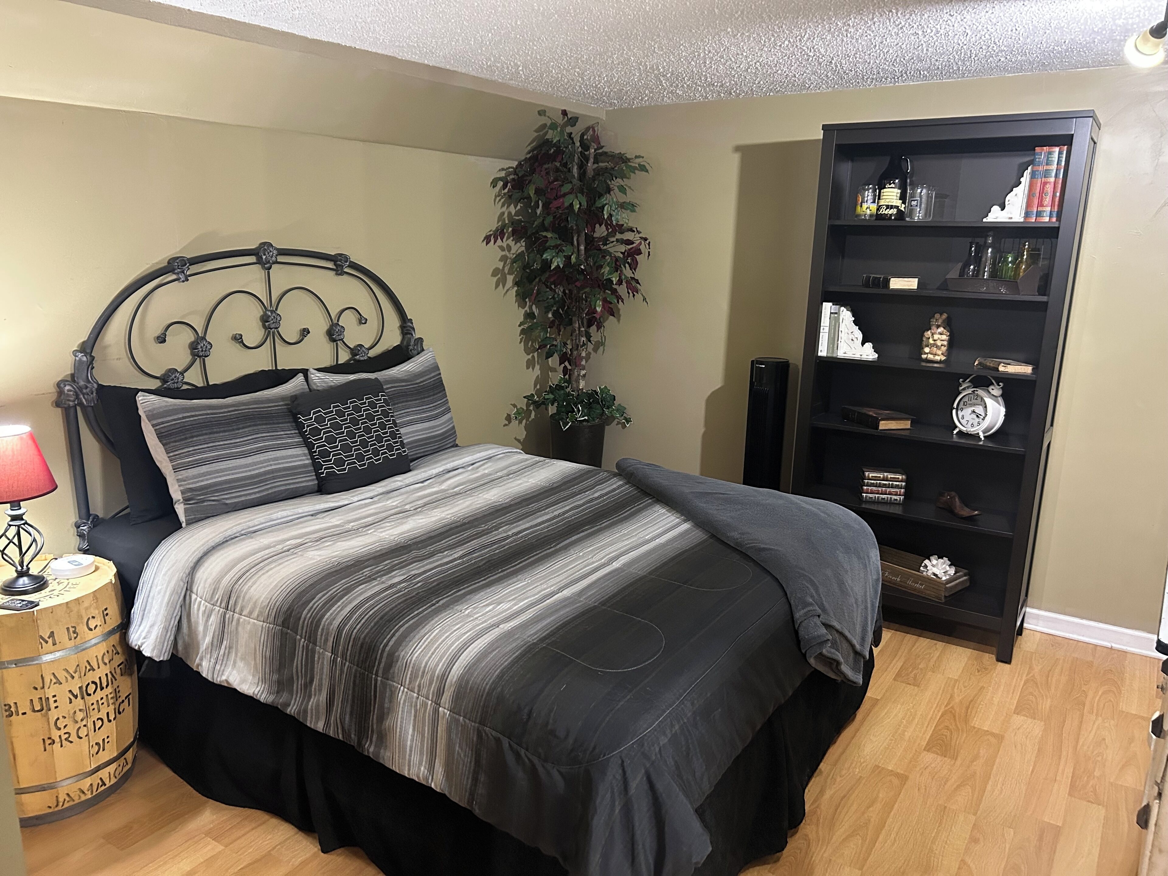 Tabla de planchar con plancha, wifi gratis y ropa de cama 