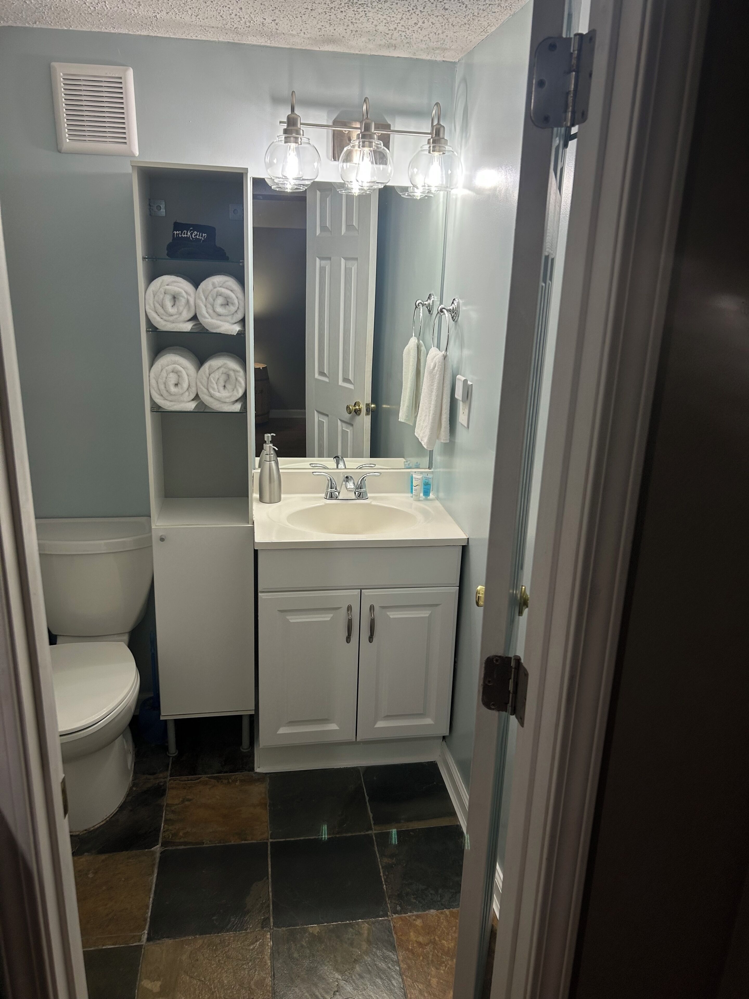 Tina con regadera, secadora de cabello, toallas, jabón 