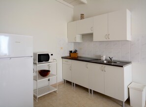Fridge, microwave, dishwasher, coffee/tea maker