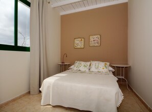 2 slaapkamers, een strijkplank/strijkijzer, internet, beddengoed