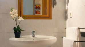 Shower, hair dryer, towels - Apartment Caracola with Sea Views Punta Mujeres By PVL (Punta Mujeres)