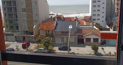 Valoisa ja tilava huoneisto muutaman askeleen päässä merestä!