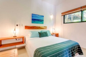 1 soverom, safe på rommet, skrivebord og reiseseng for barn