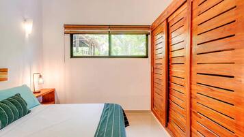 1 dormitorio, caja fuerte, escritorio y cuna de viaje