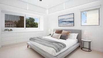 3 bedrooms, desk, iron/ironing board, free WiFi