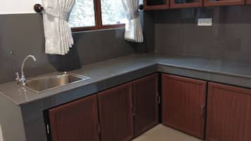 Fridge, microwave, oven, coffee/tea maker