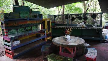 Dormitorio compartido, dormitorio mixto, vista al jardín | Espacio para trabajar con laptop y wifi gratis