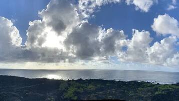 Playa en los alrededores y playa de arena negra