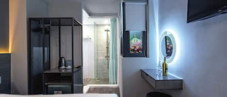 Habitación triple Deluxe | Ropa de cama hipoalergénica, minibar, caja fuerte y escritorio