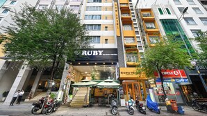 A multi-story hotel with a sign reading "Ruby Saigon Hotel". - Ruby Saigon Hotel - Ben Thanh (Ho Chi Minh City)