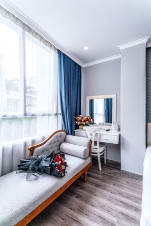 Hypo-allergenic bedding, minibar, in-room safe, desk