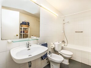 Sèche-cheveux, serviettes fournies