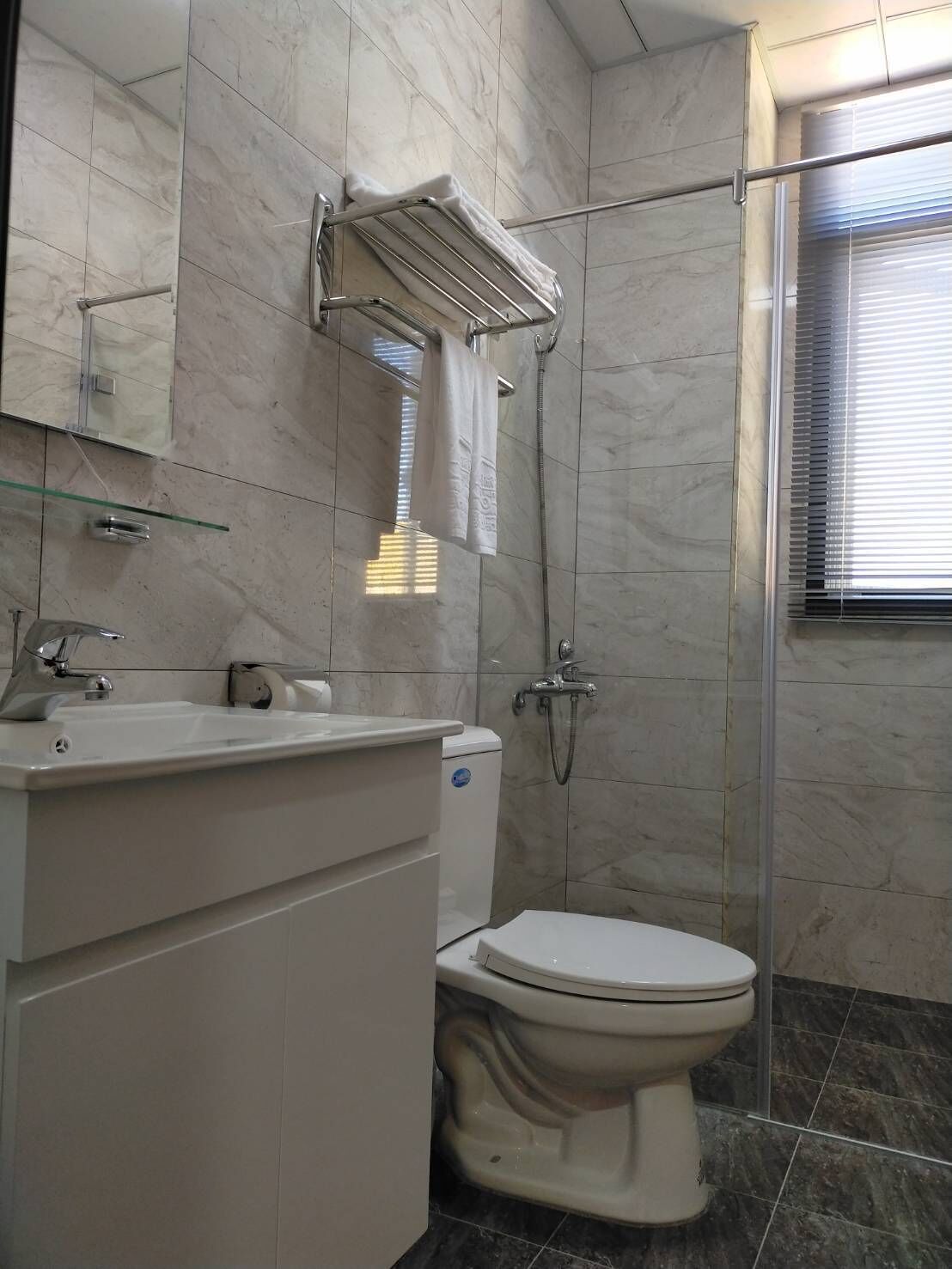 standard double room | bathroom | shower, rainfall showerhead, free toiletries, hair dryer
