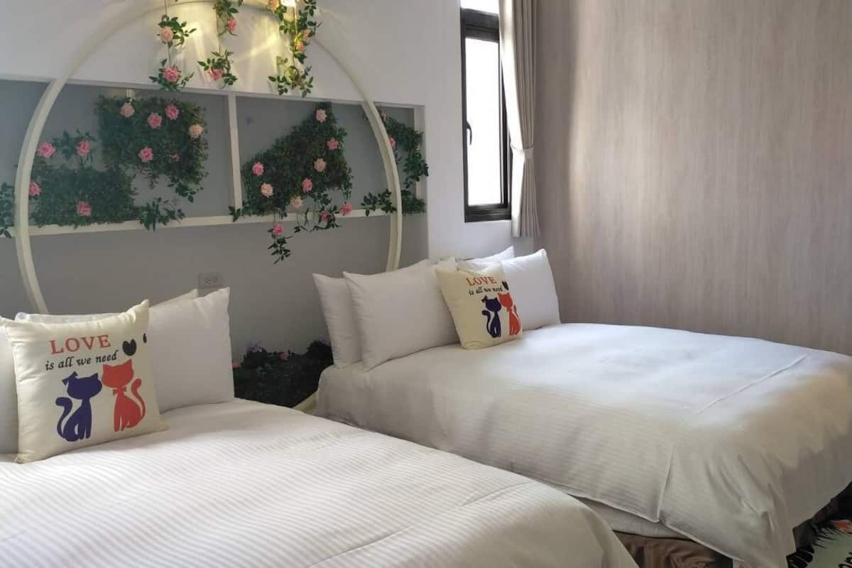 deluxe quadruple room | 1 bedroom, down duvets, individually decorated, individually furnished