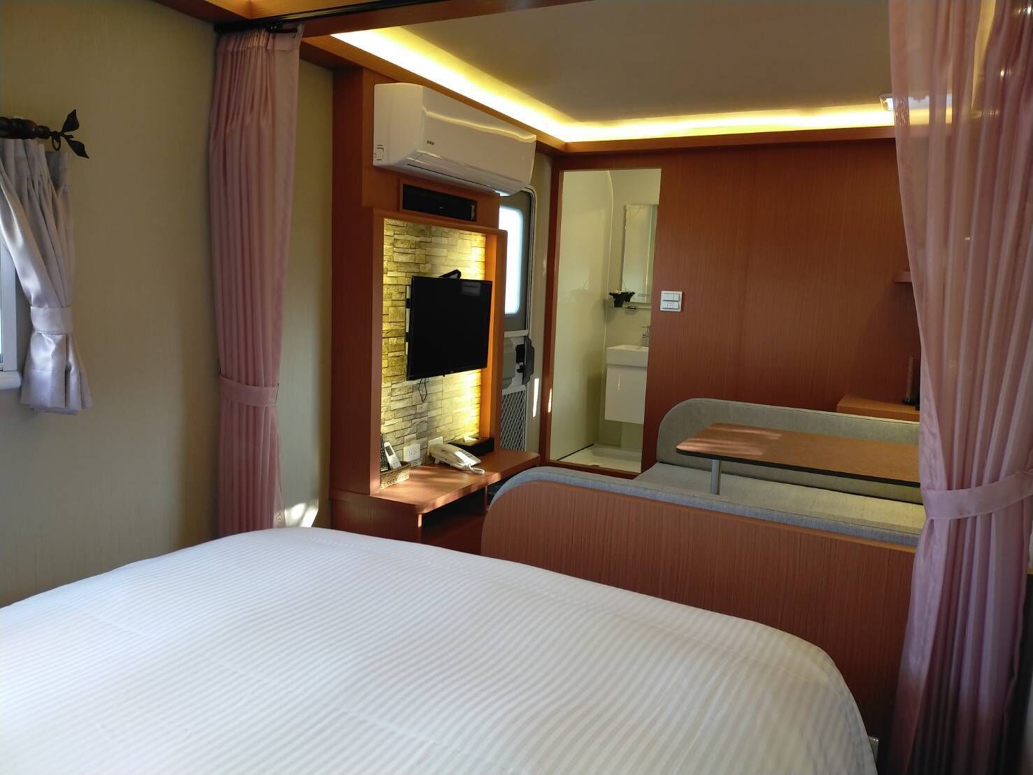 standard double room | 1 bedroom, down duvets, individually decorated, individually furnished