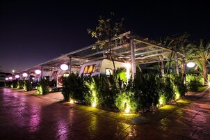 Fachada de la propiedad por la tarde o noche