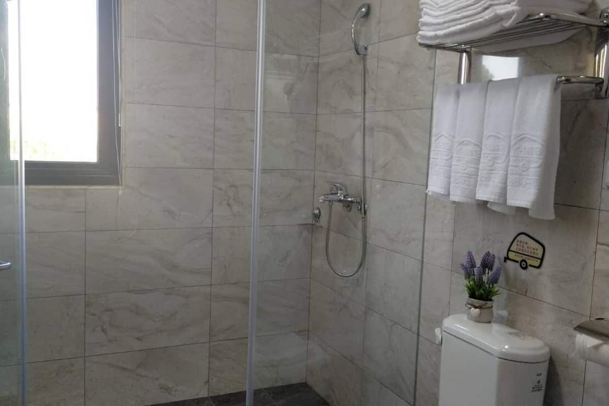 deluxe quadruple room | bathroom sink