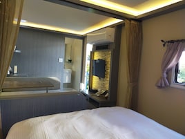 Cubrecamas, wifi gratis, decoración personalizada y muebles diferentes 