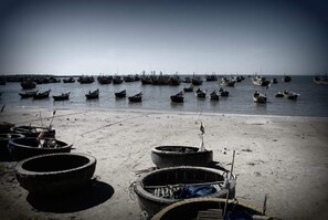 Plage, chaises longues, serviettes de plage