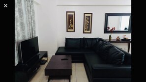 Apartamento luxo, 2 quartos (Makati CBD Resort) | Área de estar | TV de tela plana