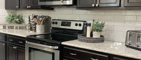 Een koelkast, een magnetron, een oven, een kookplaat