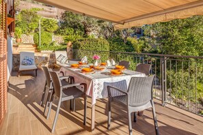 Outdoor dining - Beautiful Holiday Home Miravall with Mountain View (Puigpunyent)