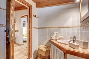 Bathtub, free toiletries, hair dryer, towels - Beautiful Holiday Home Miravall with Mountain View (Puigpunyent)