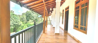 Hotel Elephant Border
