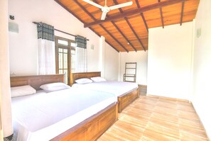 Standard Quadruple Room | Living room