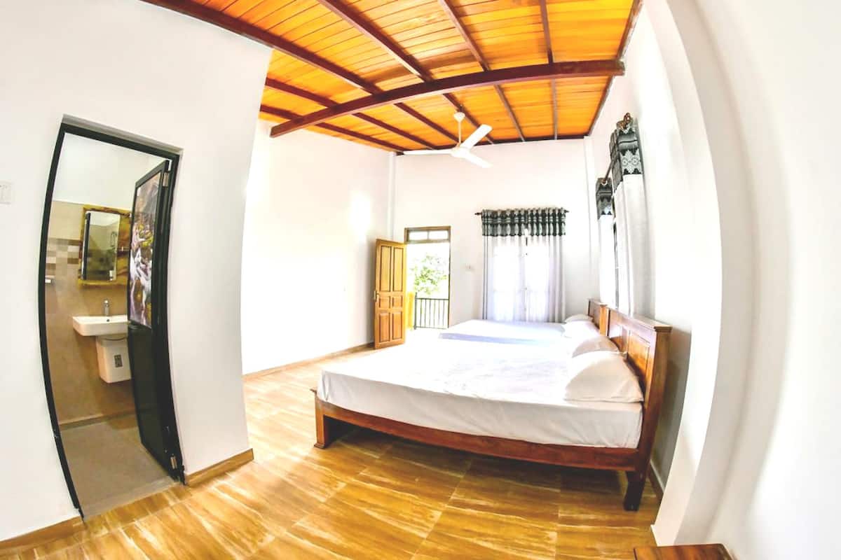 Habitación cuádruple estándar | Camas con efecto memoria, muebles diferentes y escritorio