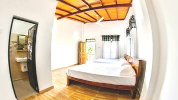 أسرّة بإسفنج يتكيف مع شكل الجسم وطراز فريد لكل وحدة ومكتب وستائر تعتيم